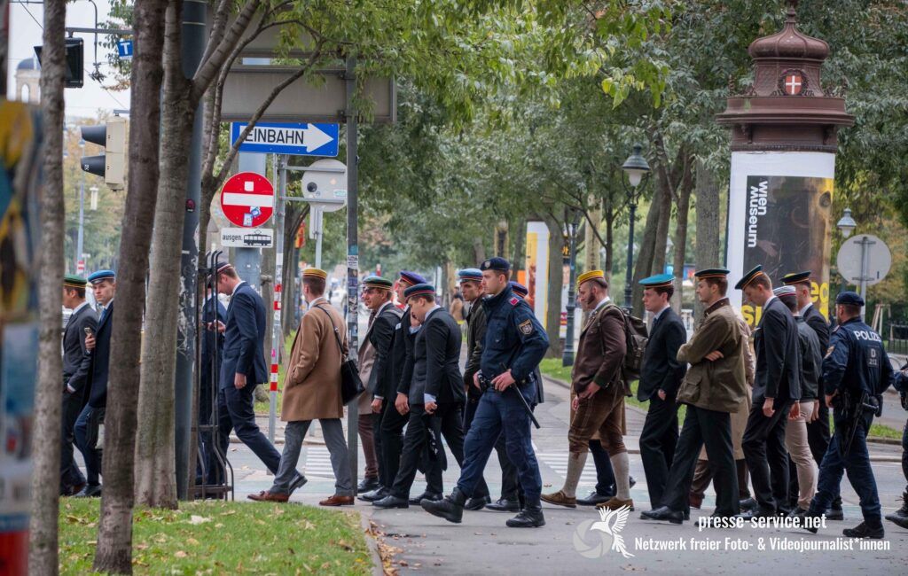 Wien: „Mittwochsbummel“ der deutschnationalen Burschenschaften an der Universität Wien (2.10.2024)