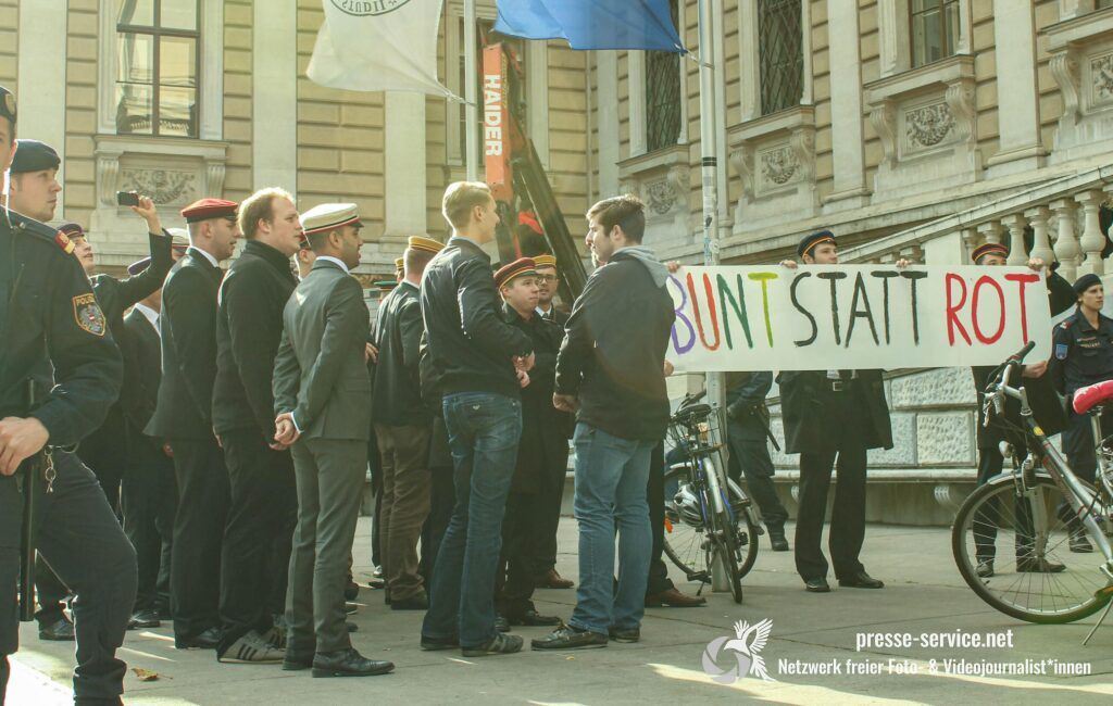 Wien: „Mittwochsbummel“ der deutschnationalen Burschenschaften an der Universität Wien (05.11.2014)