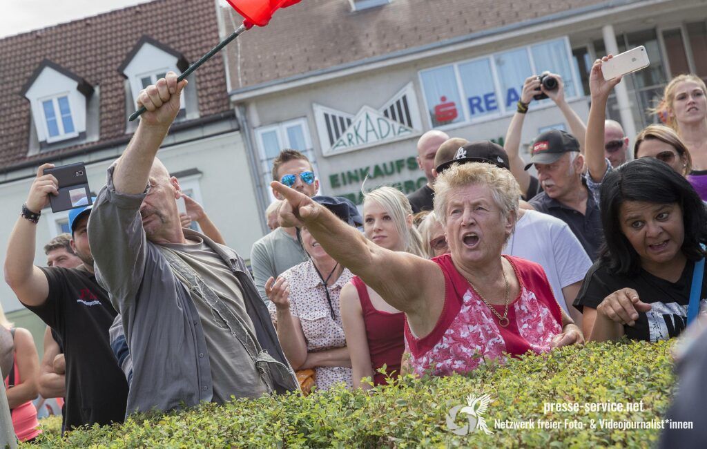 Traiskirchen: Rassistische Provokationen gegen antirassistische Kundgebung (26.07.2015)